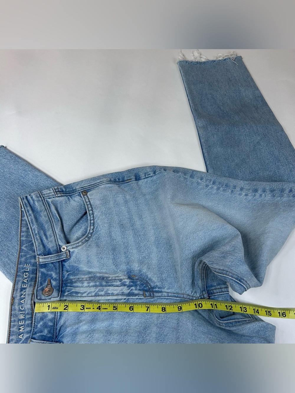 American Eagle Women’s Size 6 LONG Mom Jean Light Wash Denim Strigid Blue #1509 - Picture 2 of 11